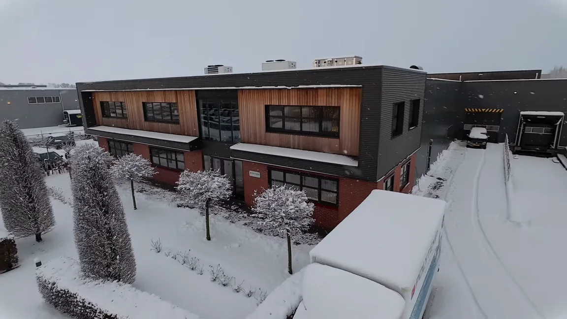 Dronebeeld voor social media voor Poly Temp Scientific
