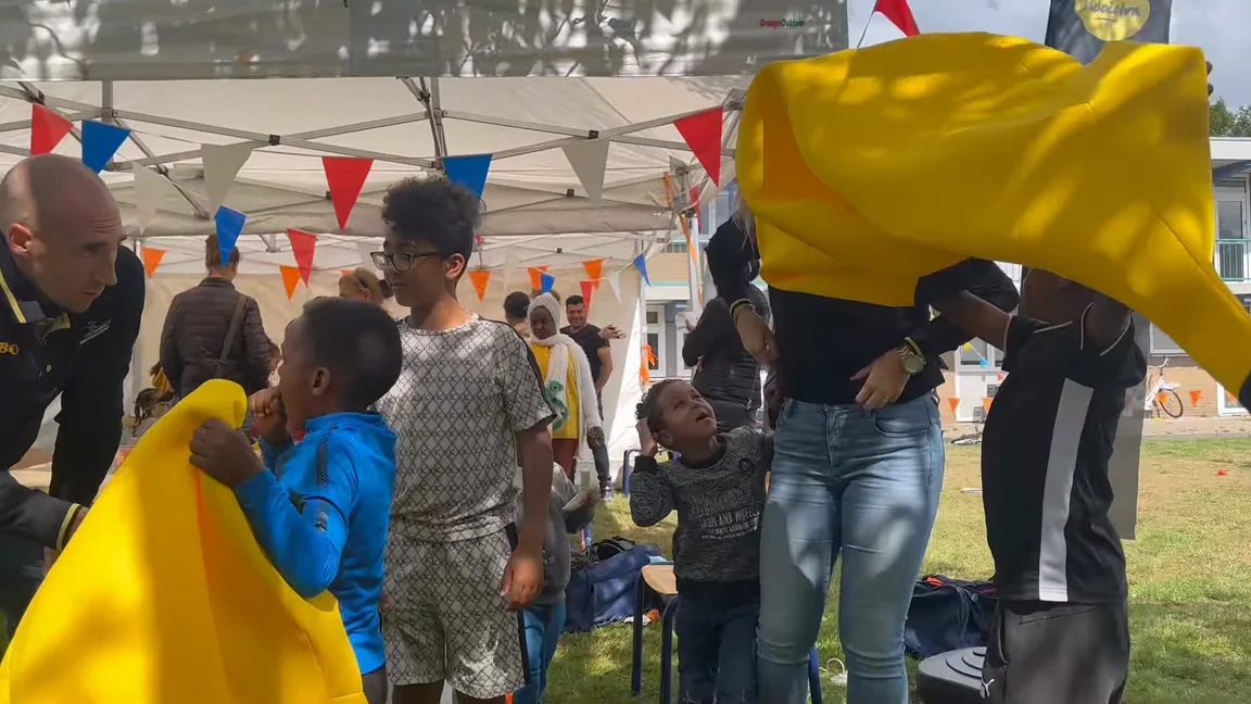 Momenten tussen bezoekers voor Zomerfeest Heerenveen