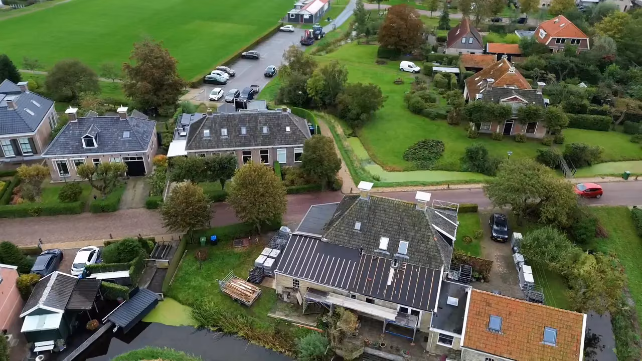 Stilstaand beeld uit de video: Dronevideo bouwbedrijf voor Van den Berg Timmerwerk